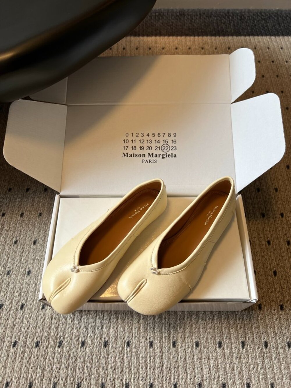 Maison Margiela Tabi Split‑Toe Cream Leather Ballet Flats - Picture 2 of 5
